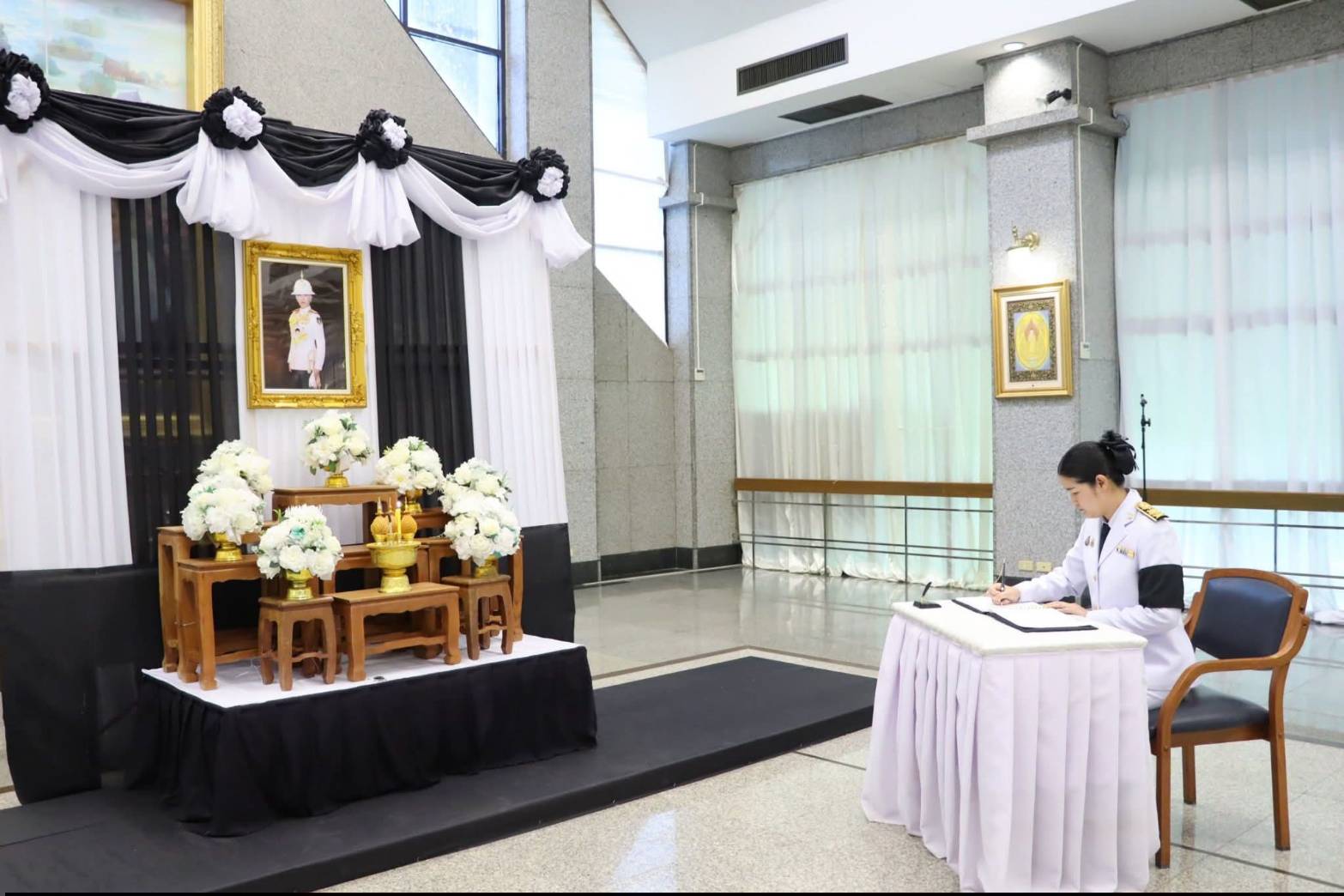 title - ศพส. จัดพิธีลงนามแสดงความอาลัยถวายแด่สมเด็จพระเจ้าลูกเธอ เจ้าฟ้าพัชรกิติยาภา นเรนทิราเทพยวดี กรมหลวงราชสาริณีสิริพัชร มหาวัชรราชธิดา ณ ศาลาพระมิ่งขวัญ ศูนย์ส่งเสริมและพัฒนาอาชีพเสริมนอกภาคการเกษตร (ศูนย์ศิลปาชีพบางไทรฯ (เดิม))